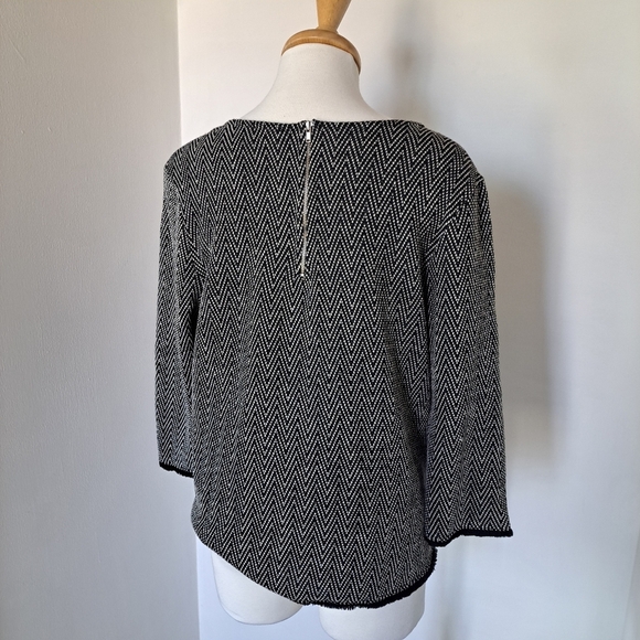 W5 | Back & white triangle striped crew neck cropped sleeve shirt frayed edges - Picture 7 of 11